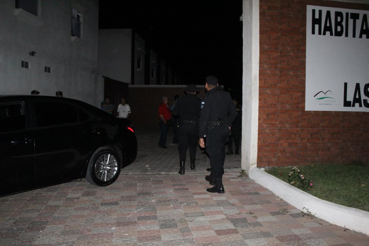 Investigadores policiales recogen evidencias afuera de un autohotel en la cabecera de Jutiapa, donde un hombre murió atacado con arma cortante. (Foto Prensa Libre: Óscar González)