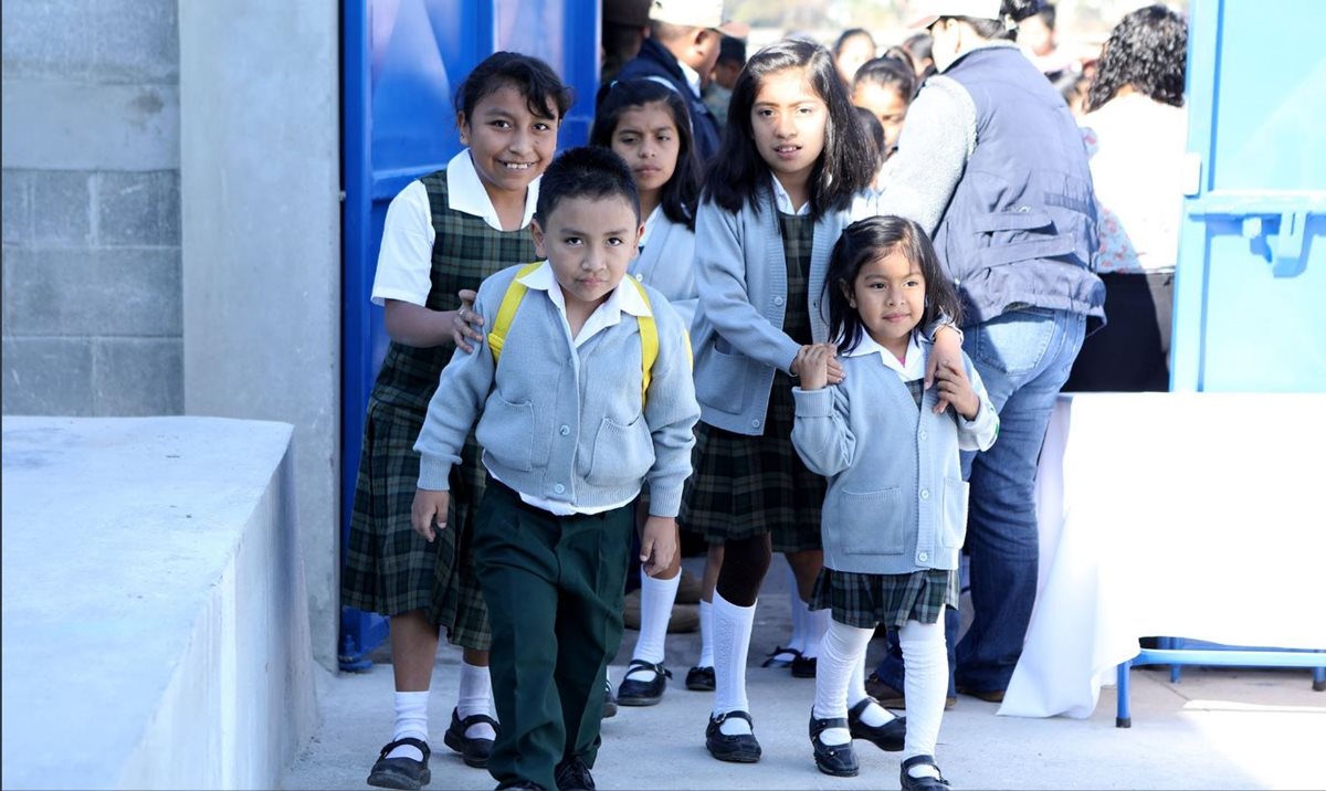 Alumnos llegaron desde temprano a sus centros educativos para iniciar el ciclo escolar. (Foto: Mineduc)