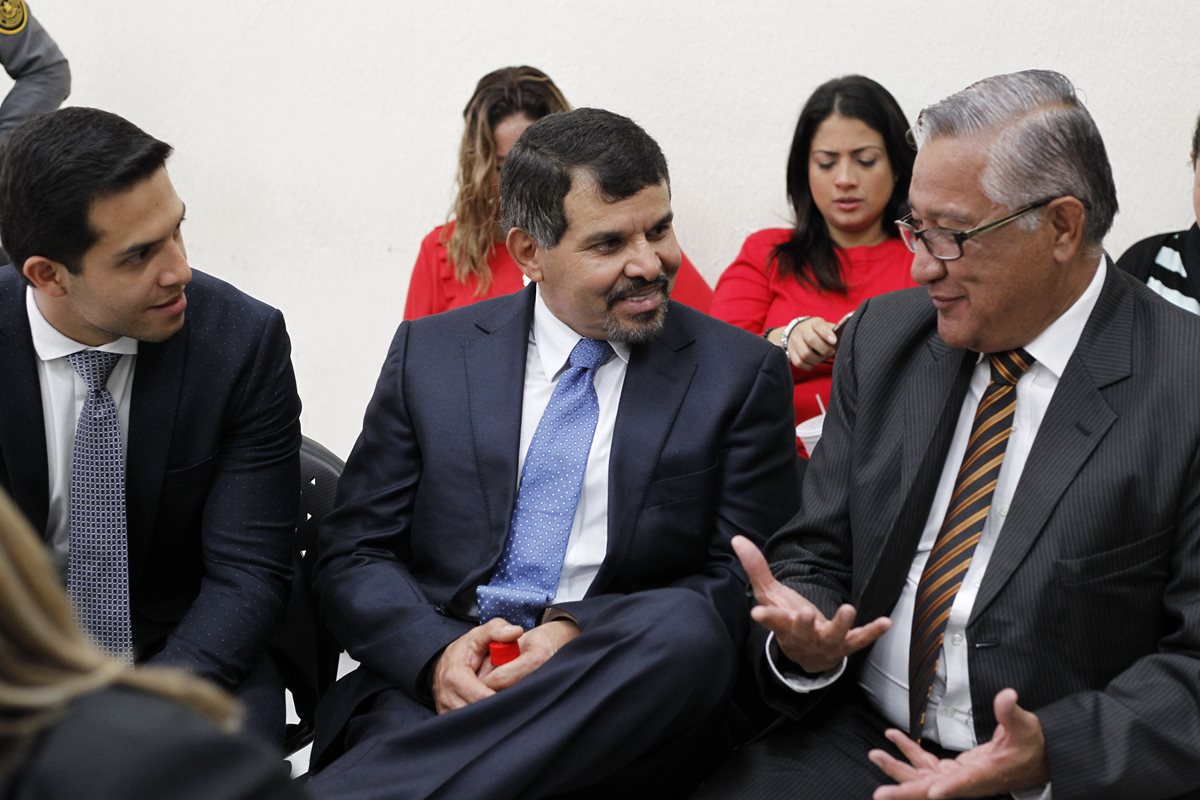 Sergio Hernández, expresidente del Bantrab -al centro-, MP lo señala de asociación ilícita, peculado y lavado de dinero. (Foto Prensa Libre: Paulo Raquec)