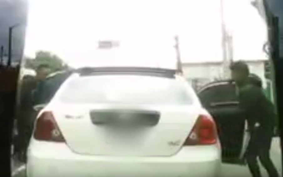 Imagen muestra momento del asalto. (Foto Prensa Libre).