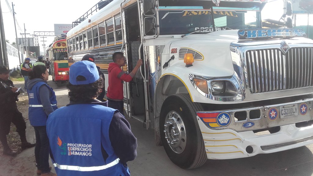 Un autobús es inspeccionado por autoridades en Salcajá, Quetzaltenango. (Foto Prensa Libre: Carlos Ventura)