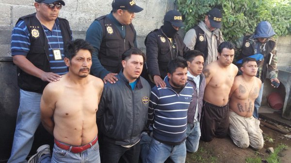 Los seis aprehendidos en La Esperanza, Quetzaltenango, vinculados al crimen contra exreina indígena. (Foto Prensa Libre: PNC)
