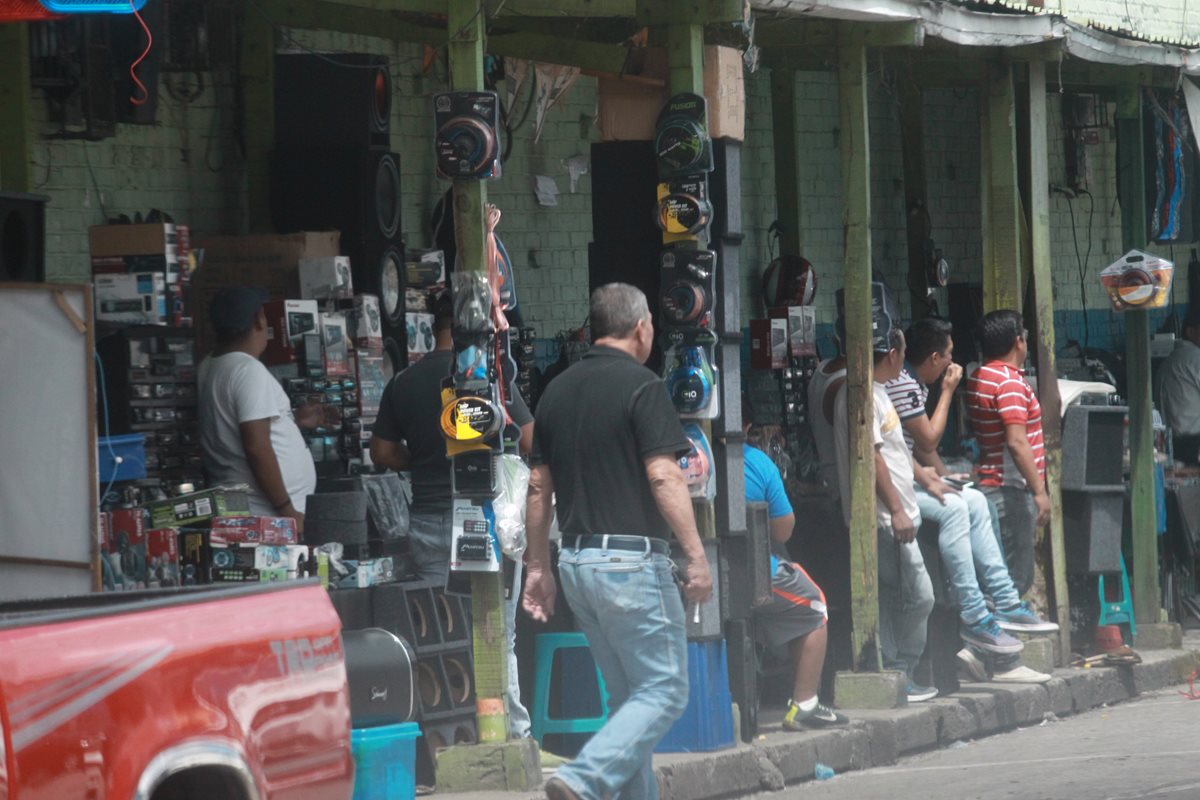 Mercado La Presidenta, donde, según la Policía, venden emblemas robados. (Foto Prensa Libre: Estuardo Paredes)