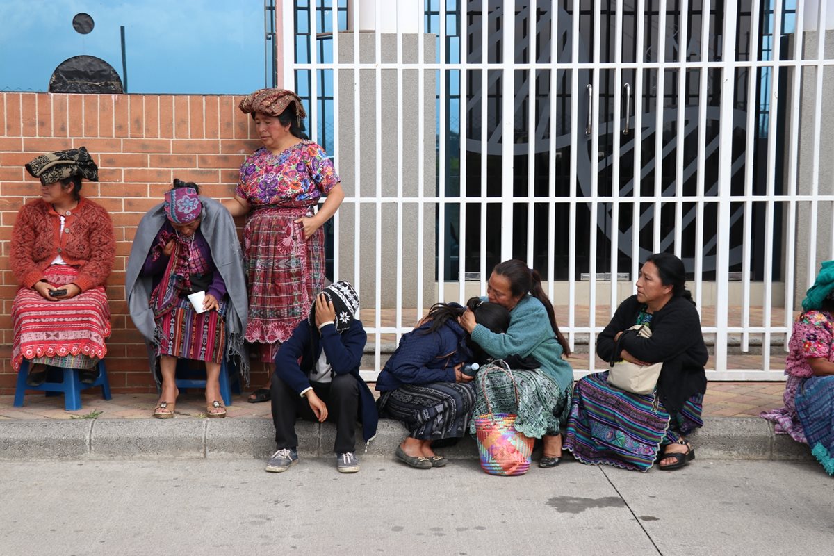 Familiares esperan en las afueras del Instituto Nacional de Ciencias Forenses la entrega del cuerpo de Manuel Gerardo Tzunún Pérez. (Foto Prensa Libre: María José Longo)