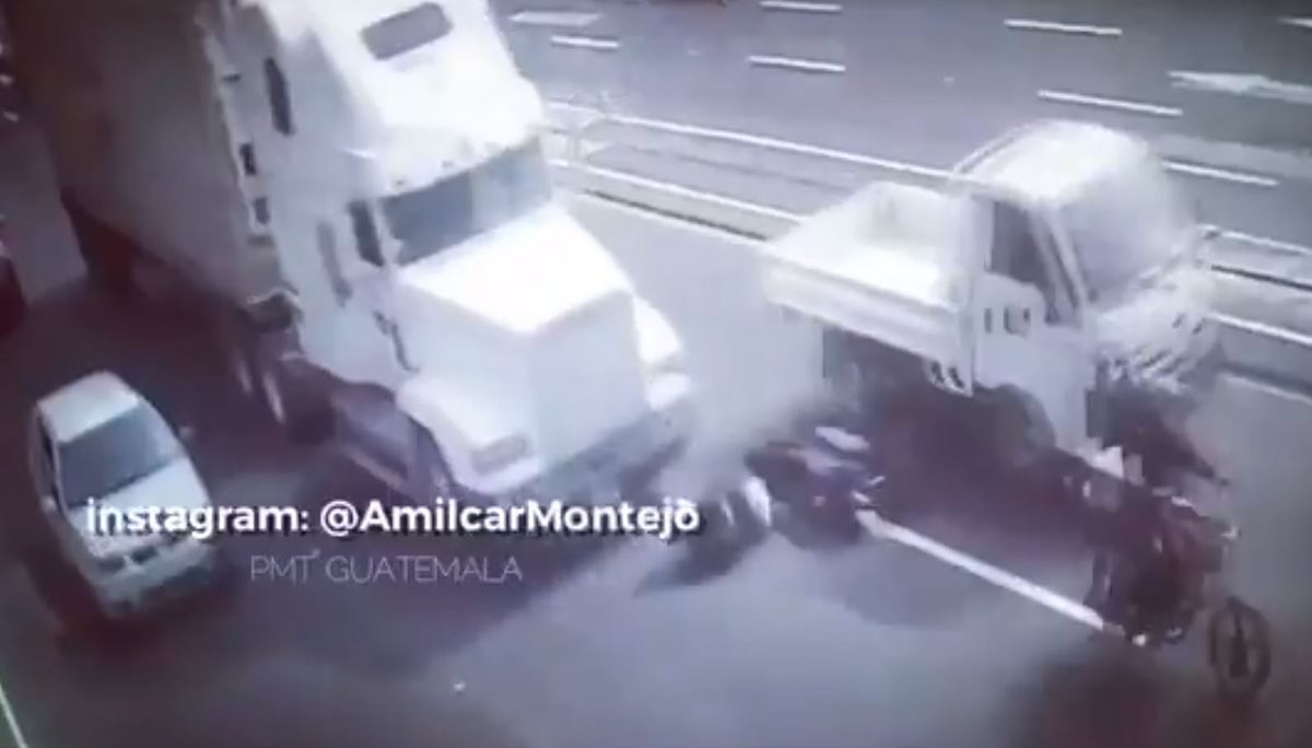 Cámaras de seguridad captaron cuando un tráiler pasó por encima de un motorista en la calzada Roosevelt, quien resultó con heridas leves. (foto Prensa Libre: Twitter Amílcar Montejo)