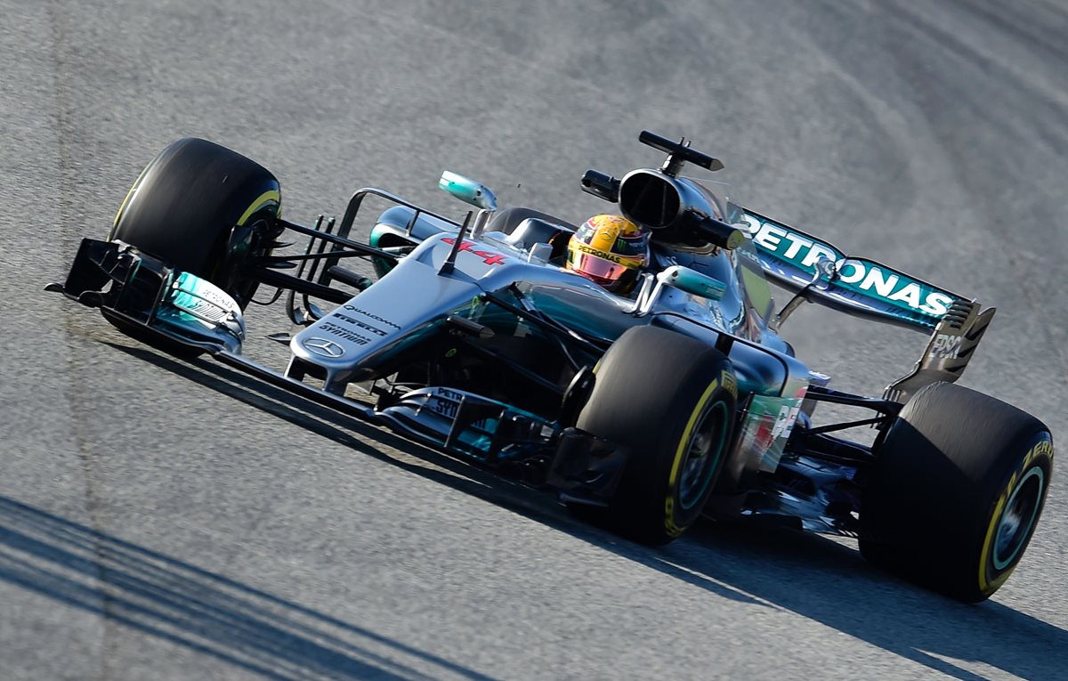 Lewis Hamilton volvió a demostrar sus habilidades al volante. (Foto Prensa Libre: AFP)