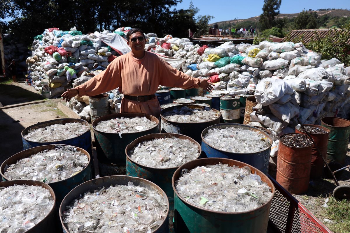 Danis Rodolfo López Castillo, de 44 años, es perito contador, pero hace tres años abandonó su profesión para dedicarse al reciclaje. (Foto Prensa Libre: Mike Castillo)