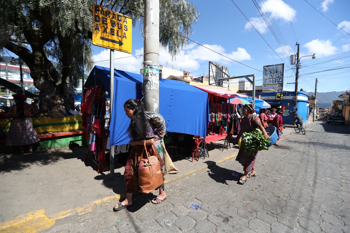 En la parada de buses en el Concepción Chiquirichapa, Quetzaltenango, hoy ningún microbús llegó a prestar el servicio. (Foto Prensa Libre: Mynor Toc)