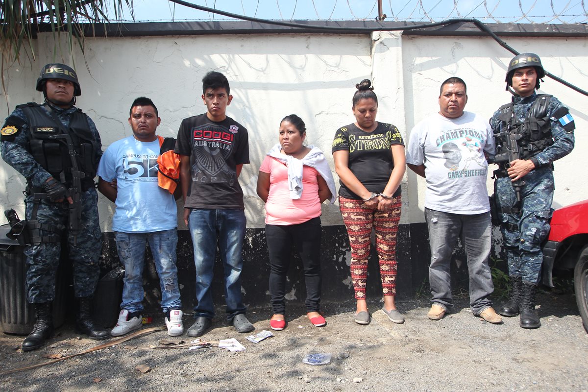 Los supuestos pandilleros fueron trasladados a los juzgados correspondientes. (Foto Prensa Libre: Érick Ávila)