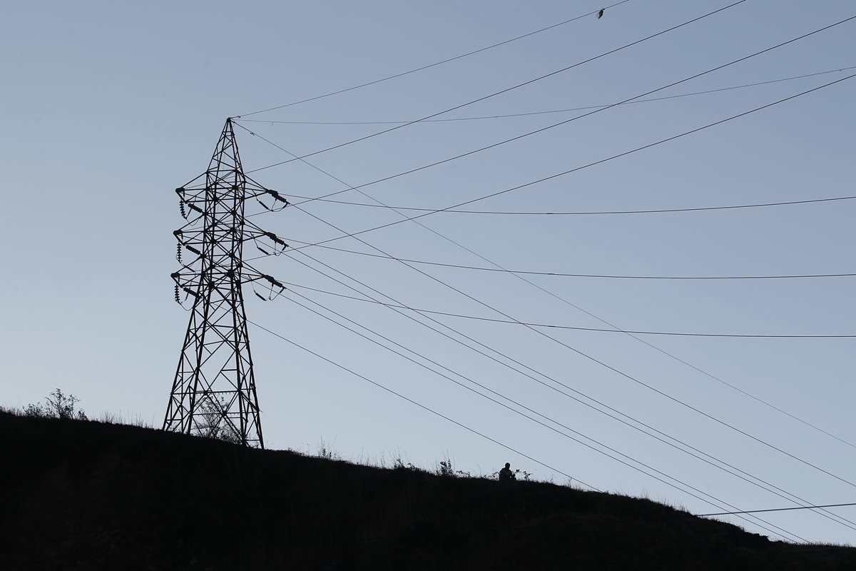 Las tarifas de distribución de energía eléctrica de las distribuidoras estarán vigentes a partir del 1 de agosto hasta el 31 de octubre de 2017. (Foto Prensa Libre: Hemeroteca)