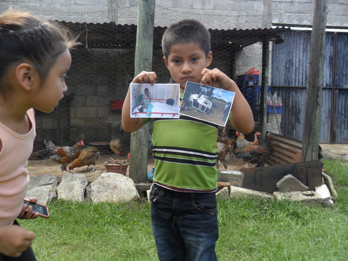Crístofer, hijo de Elsa Socoy, muestra con tristeza las fotos de su madre postrada en un hospital y del vehículo en el que viajaba. (Foto Prensa Libre: Cortesía)