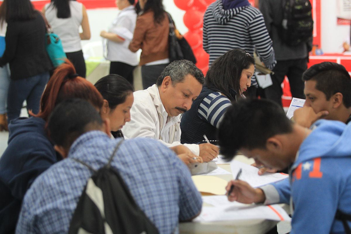 Miles de personas buscan oportunidad laboral en un mercado limitado. (Foto Prensa Libre: Hemeroteca)