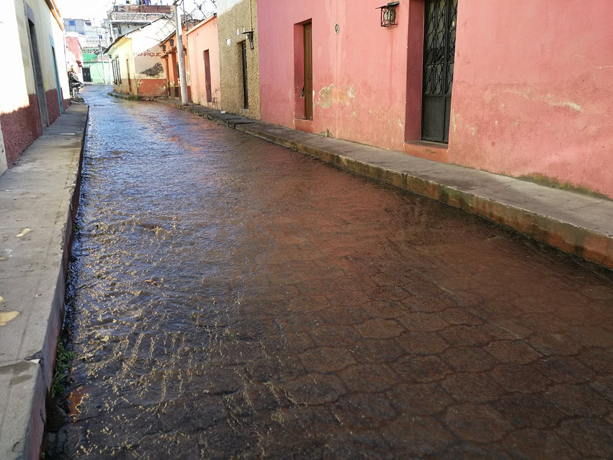 La 9a avenida y 2a calle se convirtió en un río con la gran cantidad de agua que se fugó de una tubería. (Foto Prensa Libre: Fred Rivera)