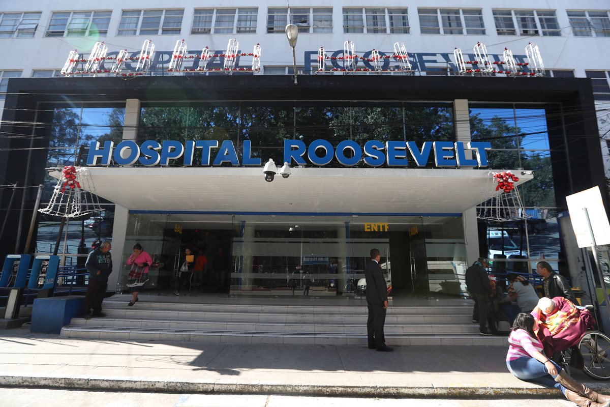 Las puertas del Hospital Roosevelt se abrirán durante la medianoche del 24 y 31 de diciembre a los familiares de los pacientes para que compartan un momento especial con sus seres queridos. (Foto Prensa Libre: Óscar Rivas)