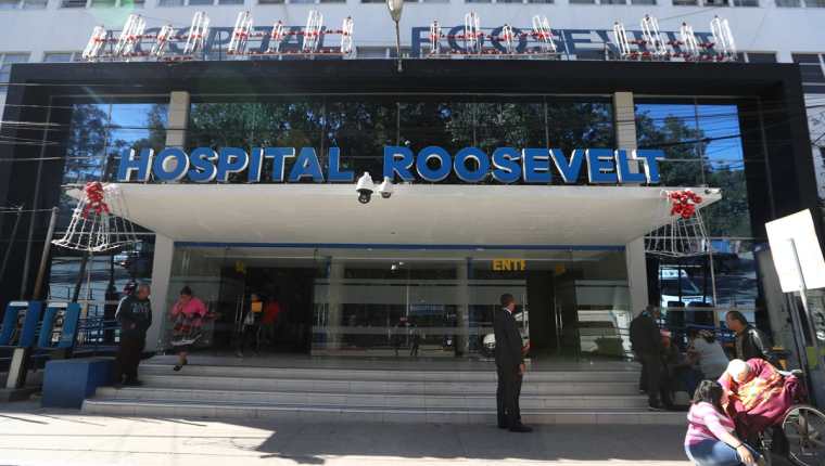 Las puertas del Hospital Roosevelt se abrirán durante la medianoche del 24 y 31 de diciembre a los familiares de los pacientes para que compartan un momento especial con sus seres queridos. (Foto Prensa Libre: Óscar Rivas)