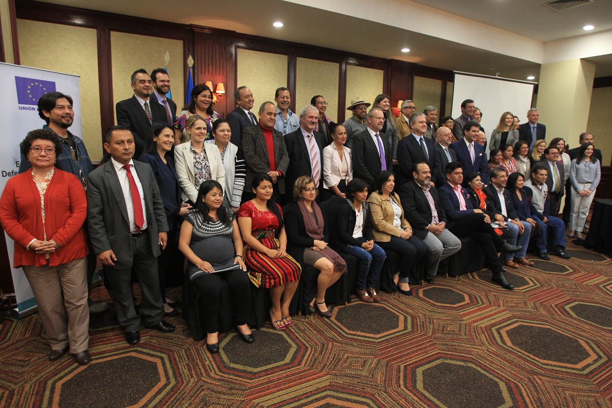 Diplomáticos y activistas de derechos humanos posan para lo foto oficial, al terminar el encuentro anual con la UE. (Foto Prensa Libre: Esbin García)