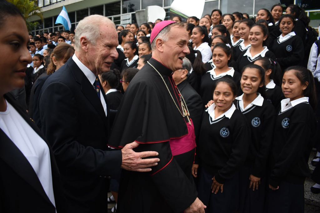 El nuncio apostólico, Nicolás Thevenin, acompaña al alcalde Álvaro Arzú en una actividad pública frente a la Municipalidad de Guatemala, junto a estudiantes de distintos establecimientos educativos. (Foto: Estuardo Paredes)