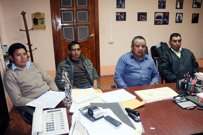 Líderes comunitarios de San Miguel Siguilá, en una oficina jurídica en Xela, se asesoran para solicitar antejuicio contra el alcalde Santos Escobar. (Foto Prensa Libre: Carlos Ventura)