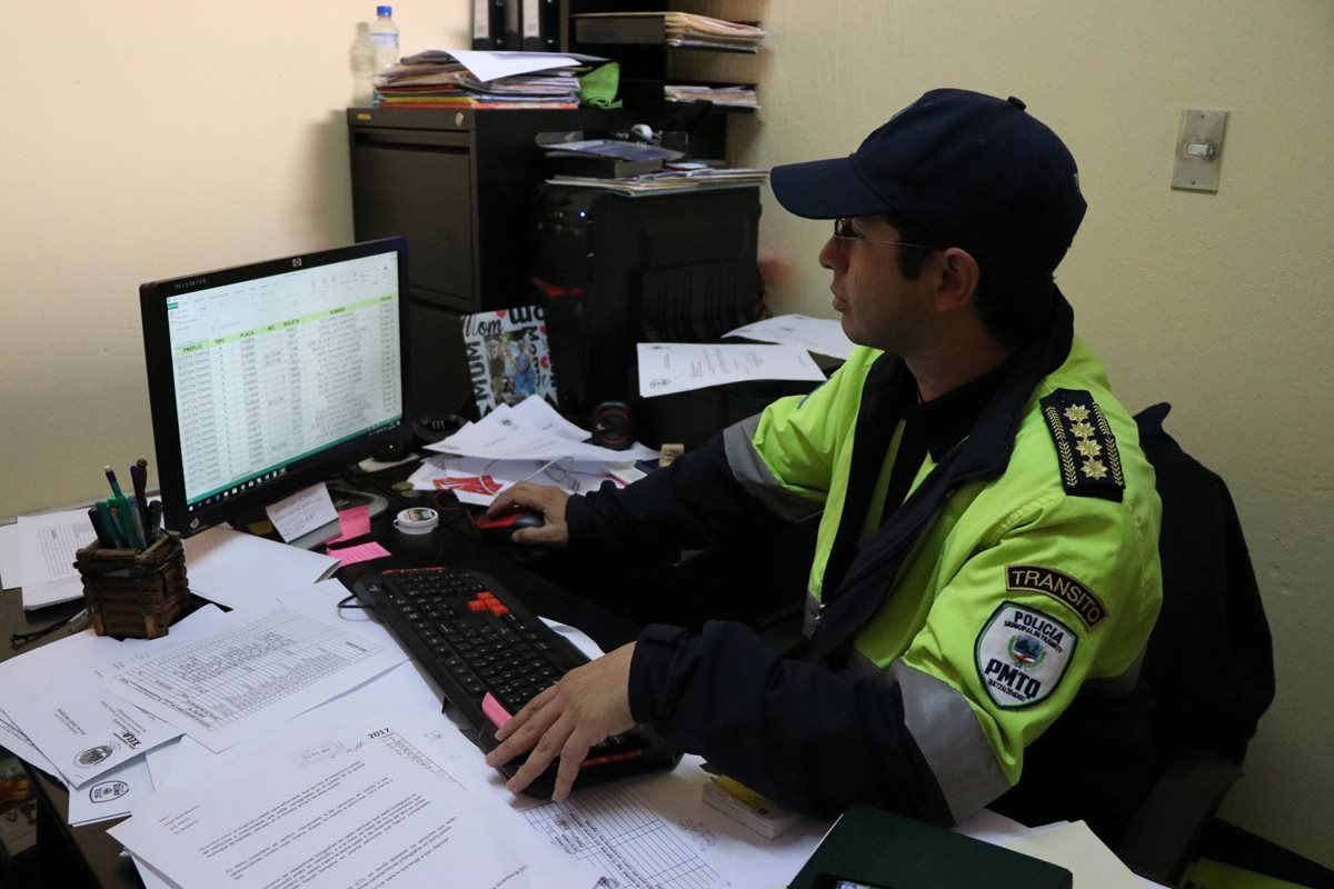Diego Meckler, jefe de la PMT, muestra el documento de Excel en el que tienen registradas las multas. (Foto Prensa Libre: María José Longo).