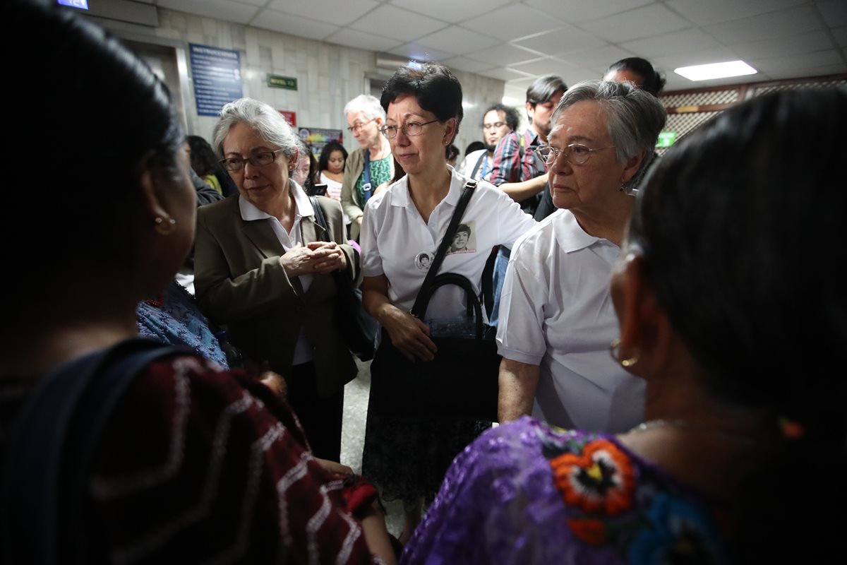 Emma Guadalupe Molina Theissen (centro) pide que se haga justicia en contra de militares. (Foto Prensa Libre: Paulo Raquec)