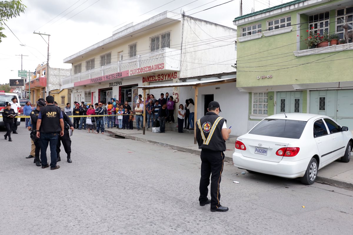 Agentes de la Policía Nacional Civil, Peritos del MP y socorristas de Bomberos Voluntarios en el lugar donde fue atacado González. (Foto Prensa Libre: Carlos Ventura)