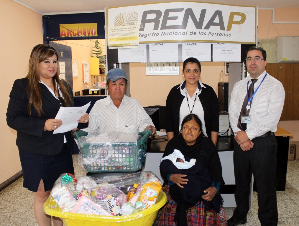 Personal del Renap junto a los padres del menor José Estuardo Lux, quien recibió regalos en Quiché. (Foto Prensa Libre: Óscar Figueroa).
