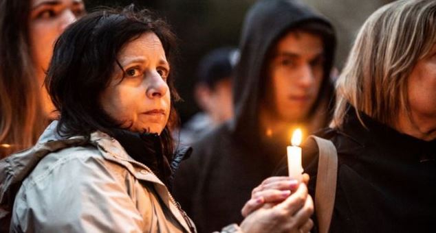Cientos de personas, tanto del vecindario Squirrel Hill como de todo Pittsburgh, se reunieron horas después del ataque para una vigilia interreligiosa en nombre de las víctimas. (GETTY IMAGES)