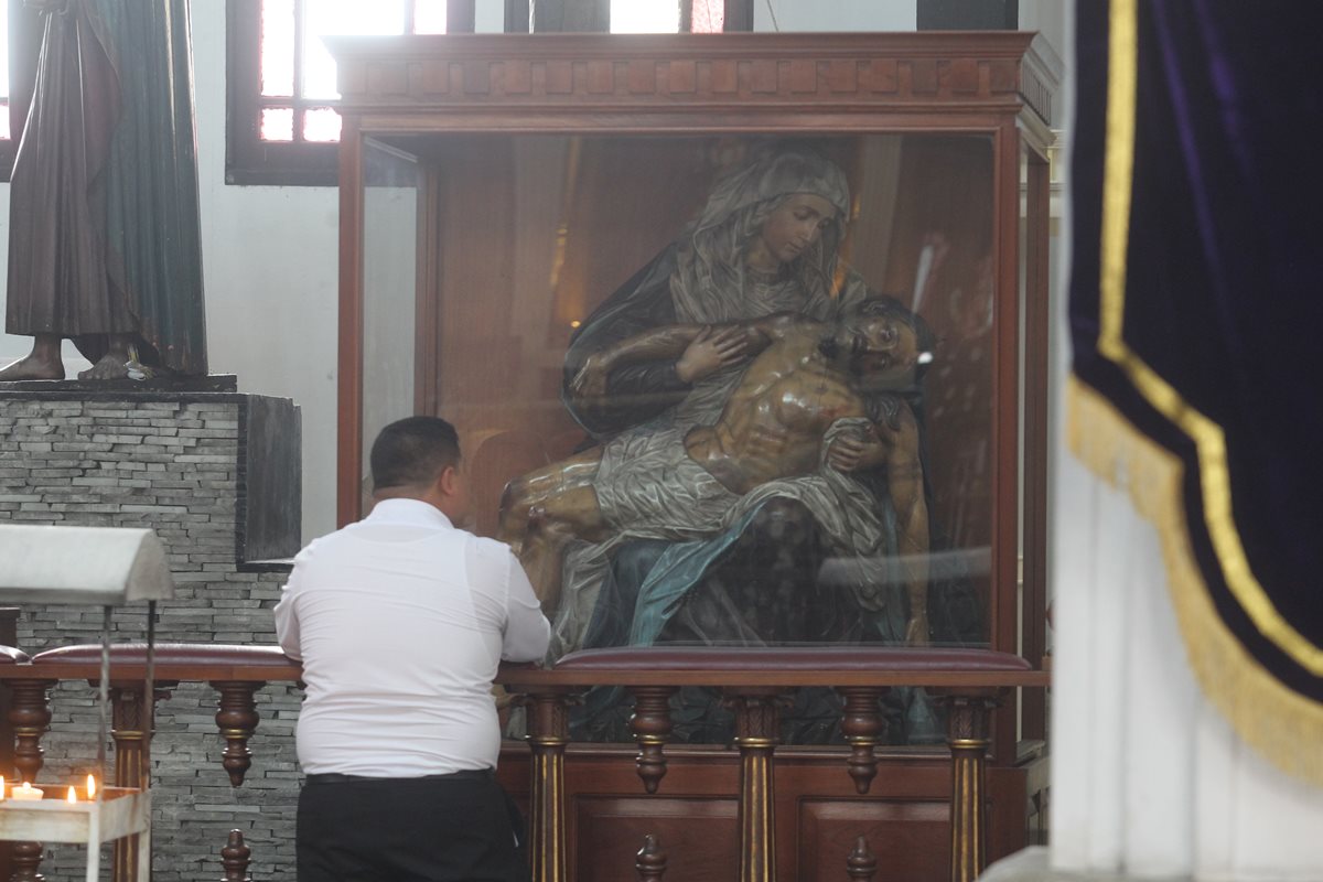 Feligrés observa imagen de Nuestra Señora de la Piedad, que saldrá en procesión el Jueves Santo. (Foto Prensa Libre: Oscar Rivas).