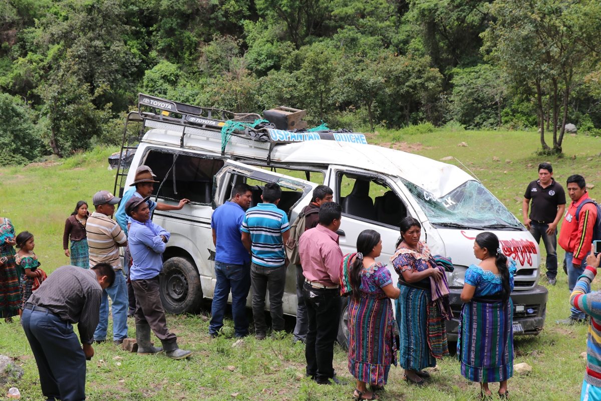 Vecinos llegan al lugar del accidente, en el kilómetro 202 de la ruta Nacional 7W, entre Uspantán y Santa Cruz del Quiché. (Foto Prensa Libre: Héctor Cordero)