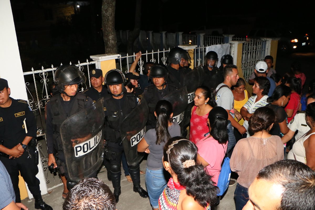 Agentes antimotines resguardan la Municipalidad de San Martín Zapotitlán. (Foto Prensa Libre: Rolando Miranda)