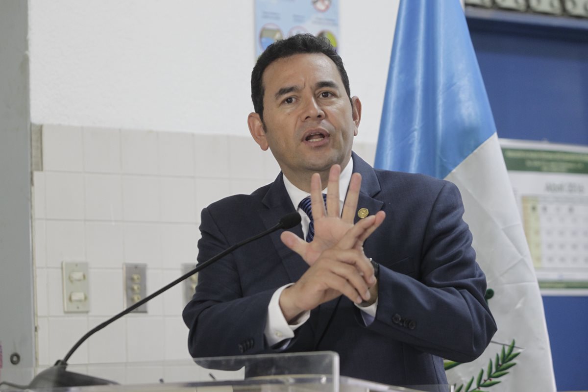 Presidente Jimmy Morales dirige un discurso durante la inauguración de un programa en el Centro de Maternidad de la Colonia Primero de Julio. (Foto Prensa Libre: Hemeroteca PL)