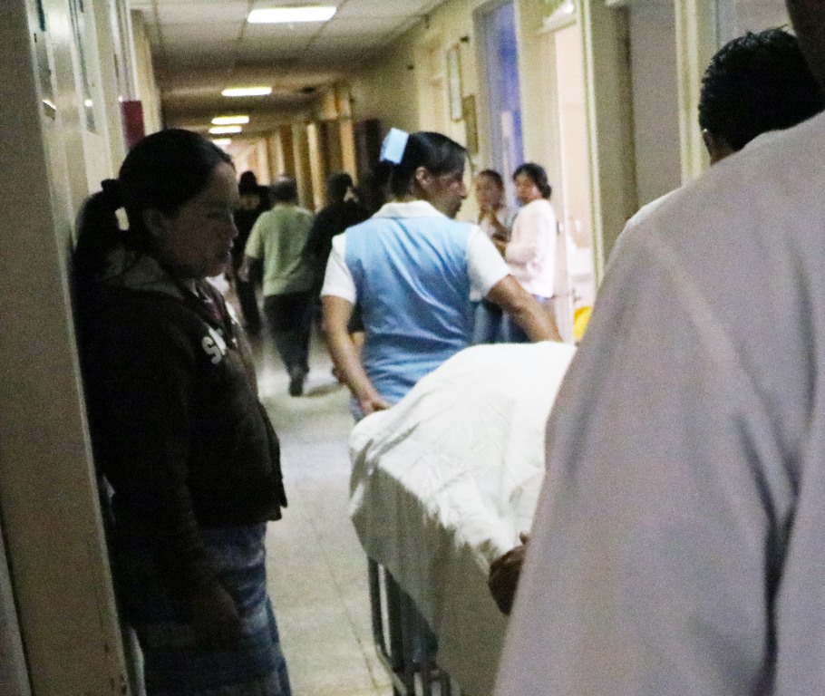 Personal médico del HRO traslada el cadáver del menor. (Foto Prensa Libre: Carlos Ventura).