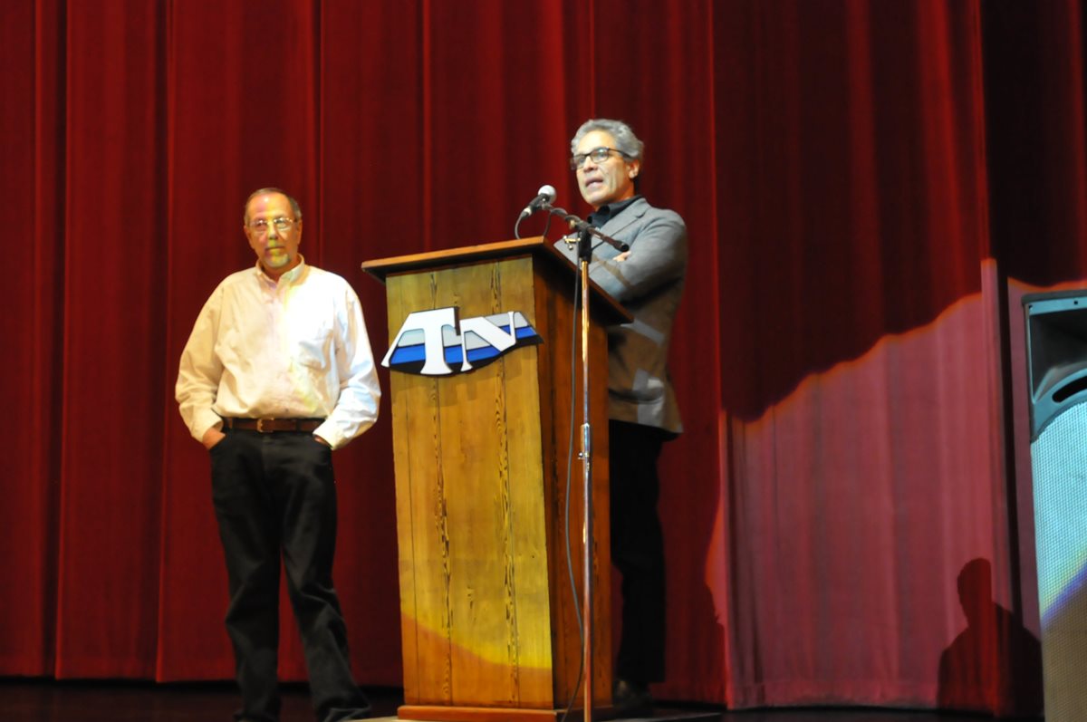 El escritor Rodrigo Rey Rosa y el cineasta Guillermo Escalón presentaron la película Cárcel de árboles, que inauguró el festival de cine. (Foto Prensa Libre: Ana Lucía Ola)