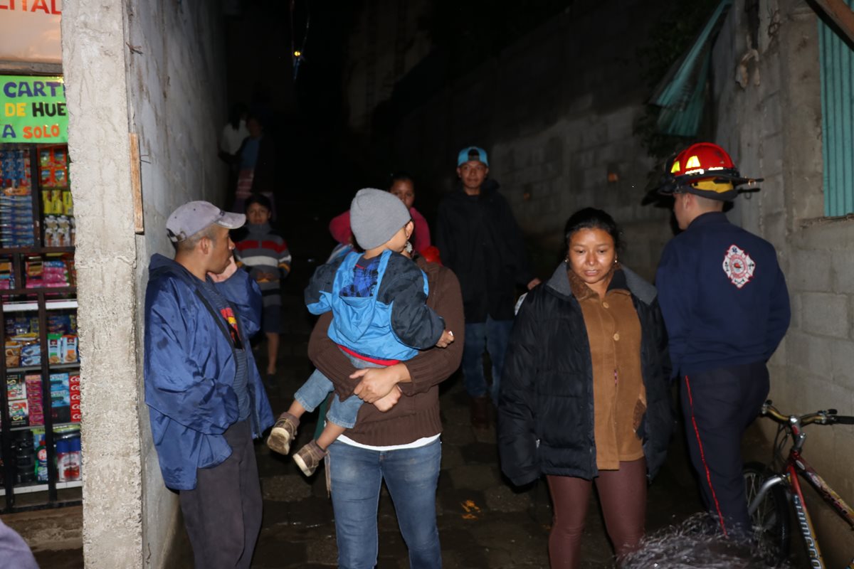 Autoridades y socoristas evacúan a varias familias en Sacatepéquez por prevención. Foto Prensa Libre: Renato Melgar.