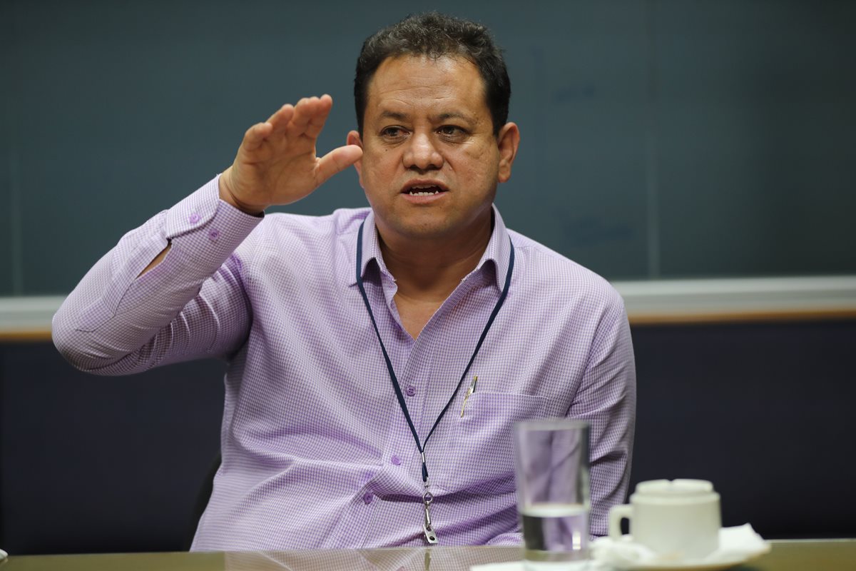 Enrique Gil Natareno, gerente general de la EPQ, habló con Prensa Libre sobre la falta de grúas y prometió que en un plazo de 60 días se contará con los equipos para atender los barcos celulares (los que requieren de grúas móviles). (Foto Prensa Libre: Óscar Rivas)