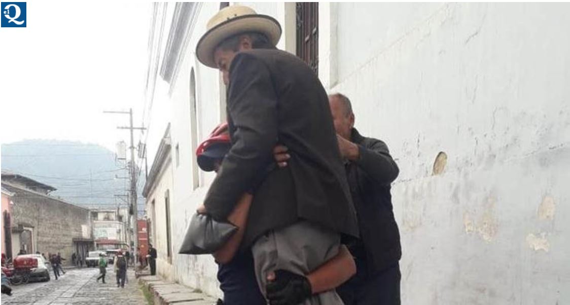 Esta semana se hizo viral un video en el que se observa al agente cargando al adulto mayor. (Foto Prensa Libre: Cortesía)
