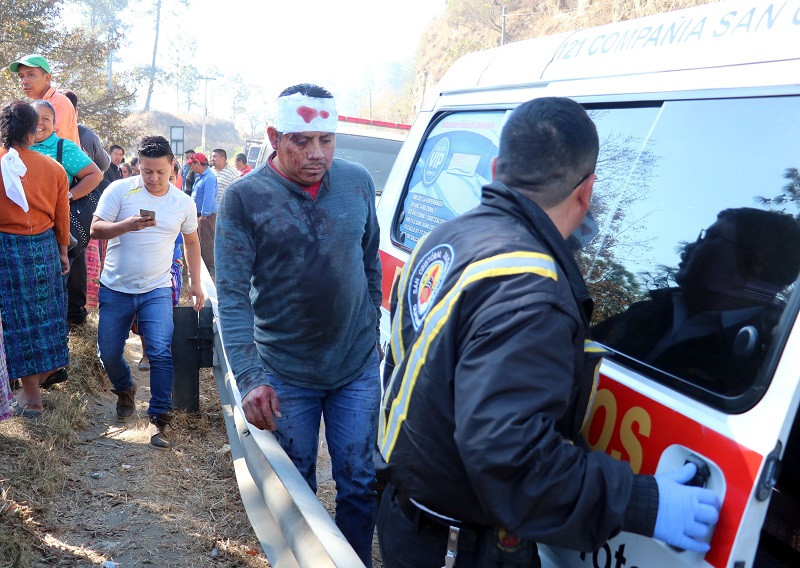 Bomberos Voluntarios trasladan a uno de los heridos en el accidente ocurrido en el kilometro 223 de la ruta Cito Zarco. (Foto Prensa Libre: Carlos Ventura)