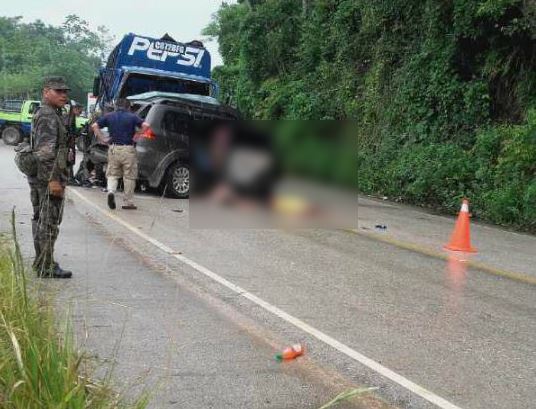 Ocupantes de vehículo agrícola fueron expulsados del automotor durante el choque con un camión, en Alta Verapaz. (Foto Prensa Libre: Eduardo Sam Chun)