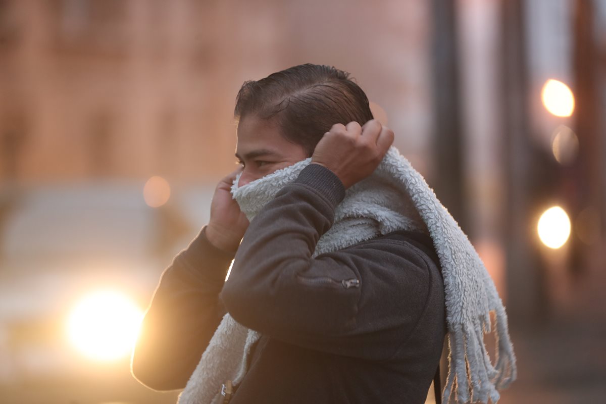 Expertos recomiendan a las personas permanecer abrigadas por las bajas temperaturas que afectarán al país. (Foto Prensa Libre: Hemeroteca PL)