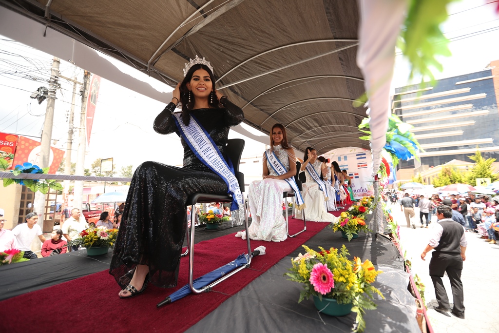 El tradicional desfile de carrozas con las reinas nacionales e internacionales recorrió calles y avenidas de Xela; hoy, los quetzaltecos desipieron Xelafer 2018. (Foto Prensa Libre: Mynor Toc)