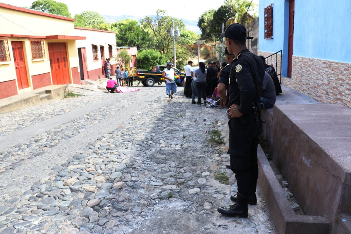 Agentes de la PNC resguardan el lugar donde le dispararon a William Gamaliel Wallace Rojas, en la zona 2 de Chiquimula. (Foto Prensa Libre: Mario Morales)
