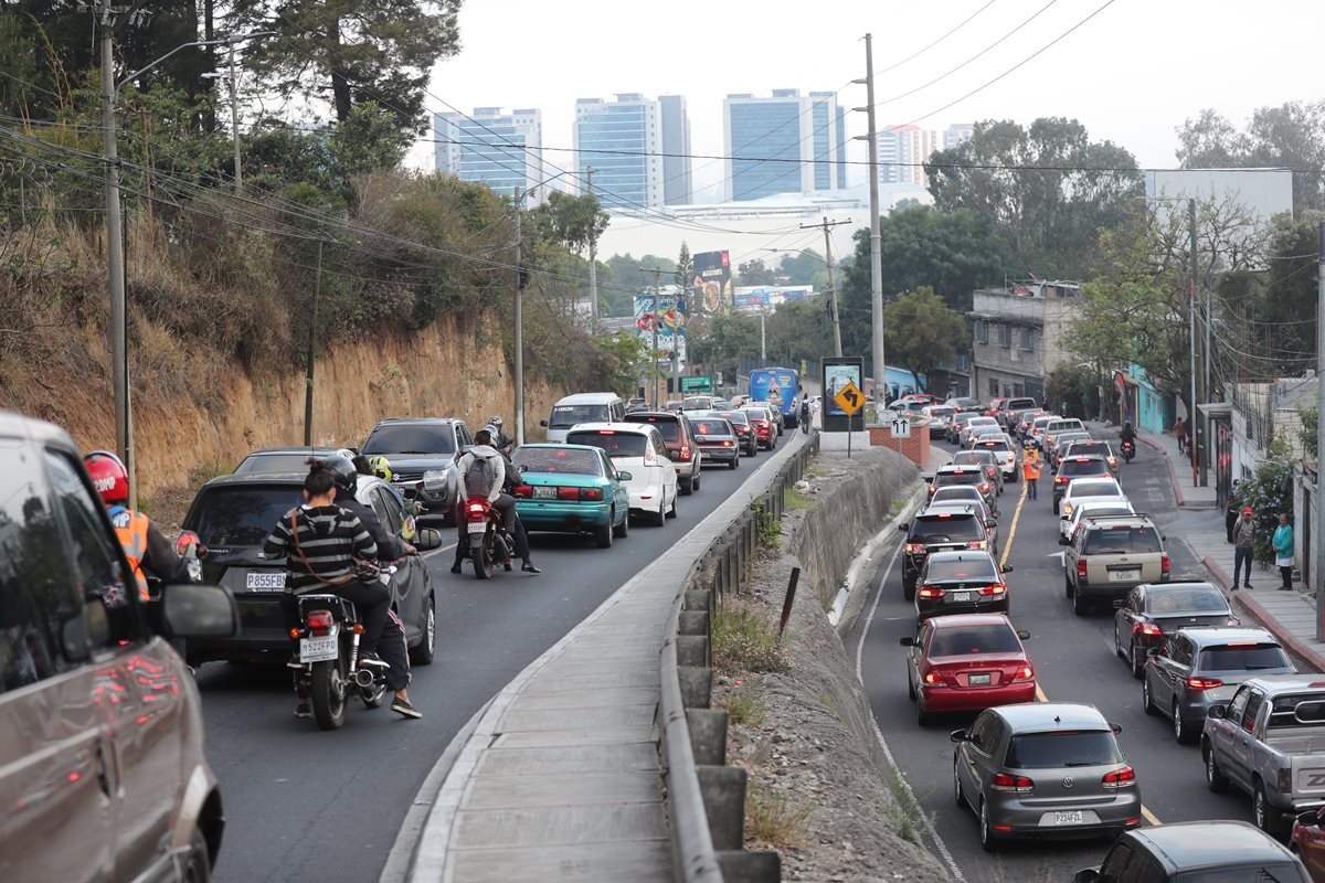 En la bifurcación que conecta la zona 10 de la capital, Santa Catarina Pinula y Muxbal se congestiona el tránsito. (Foto Prensa Libre: Érick Ávila)
