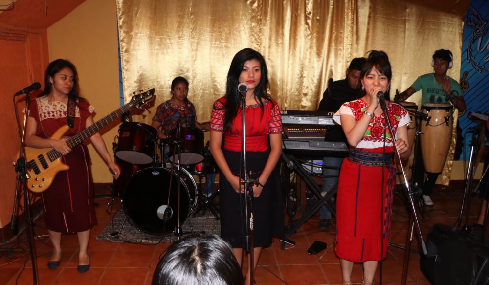 La agrupación Voz Alí comenzó a tocar cumbia desde hace ocho años. (Foto Prensa Libre: Ángel Julajuj)