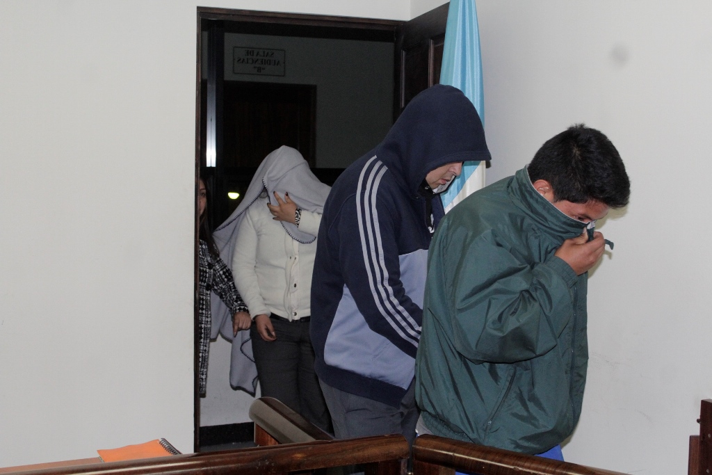 Señalados de actos anómalos en el IGSS ingresan al Juzgado de Turno de Primera Instancia Penal de Quetzaltenango. (Foto Prensa Libre: María José Longo).