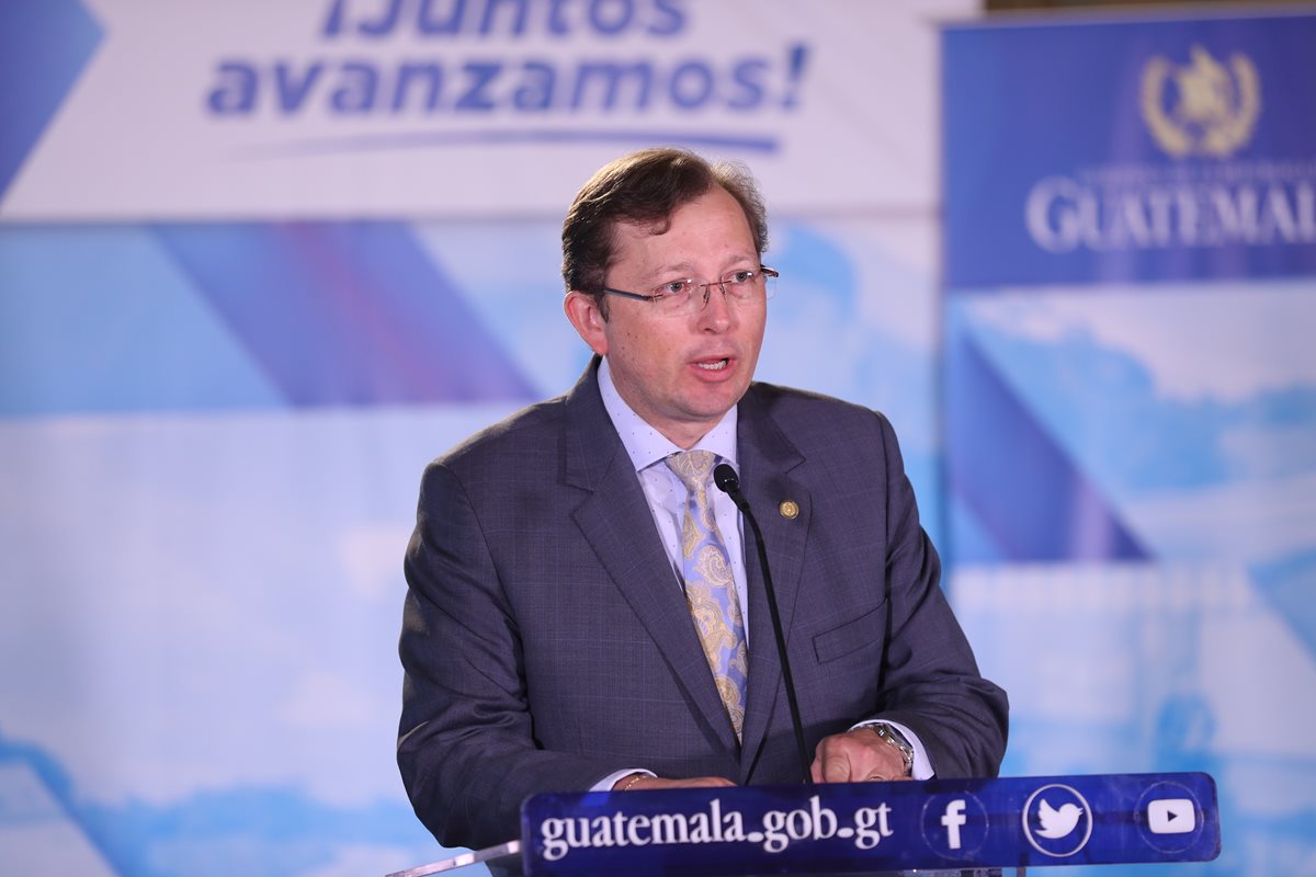 Heinz Heimann, durante la conferencia de prensa del lunes, cuando dijo que Guatemala respetaba la política migratoria de EE. UU.. (Foto Prensa Libre: Hemeroteca PL)