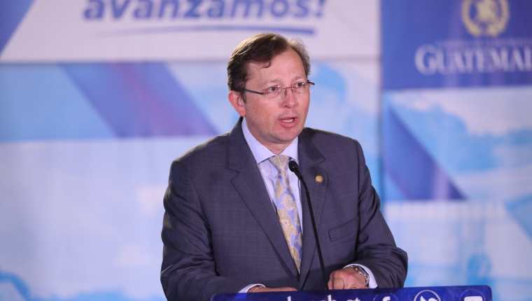 Heinz Heimann, durante la conferencia de prensa del lunes, cuando dijo que Guatemala respetaba la política migratoria de EE. UU.. (Foto Prensa Libre: Hemeroteca PL)