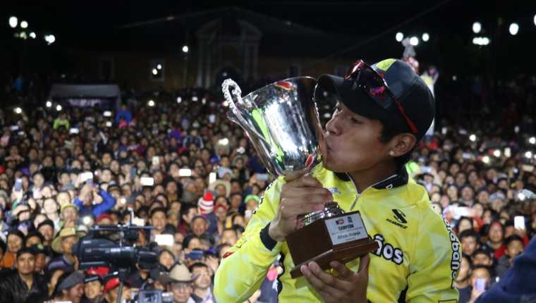 El campeón de la 58 Vuelta a Guatemala, Alfredo Ajpacajá, se ha caracterizado en su comunidad por ser una persona altruista. (Foto Prensa Libre: Raúl Juárez)