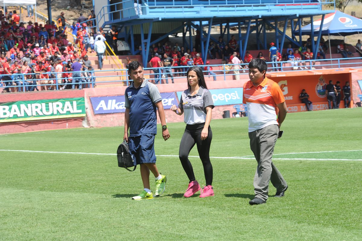 Laura Bariatti sale del estadio Manuel Felipe Carrera, después de presenciar la entrada en calor de Suchitepéquez, en el duelo contra Municipal, del pasado domingo (Foto Prensa Libre: Edwin Fajardo)