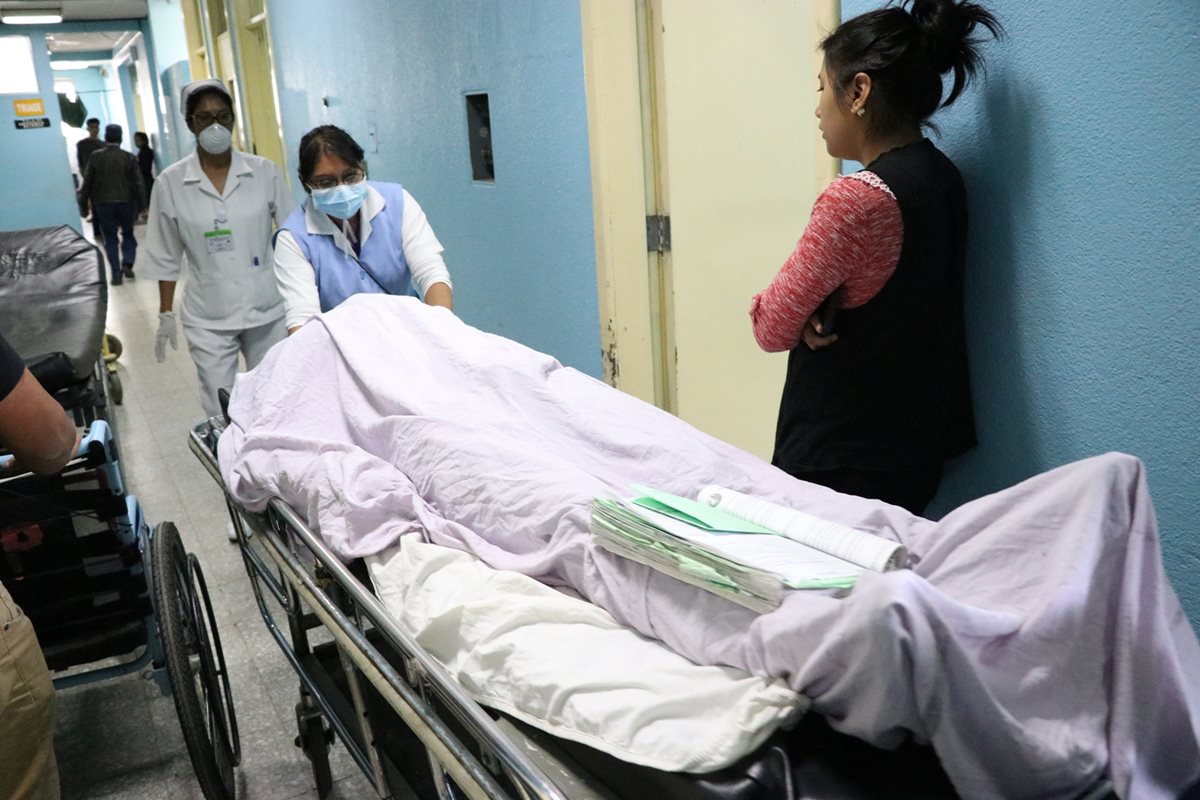El herido ingresó al Hospital Regional de Occidente donde murió minutos después a causa de la herida. (Foto Prensa Libre: María Longo)