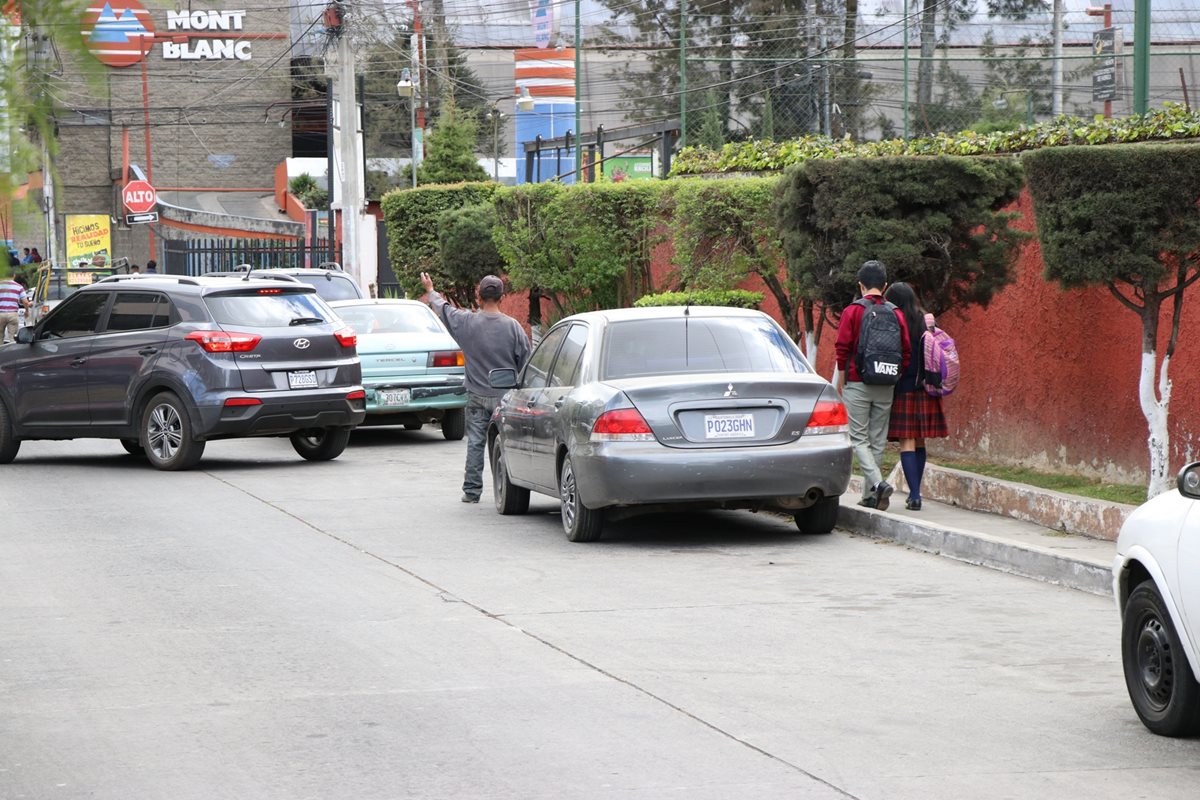 Vecinos son afectados en la 18 avenida y 4a. calle de la zona 3 de Quetzaltenango, debido a los asaltantes que se mantienen en el sector. (Foto Prensa Libre: María José Longo)